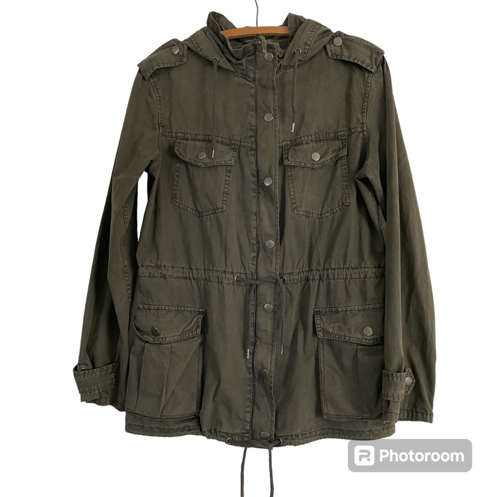 Blanc Noir Utility Jacket with hood. Drawstring waist. 4 snap pockets si…